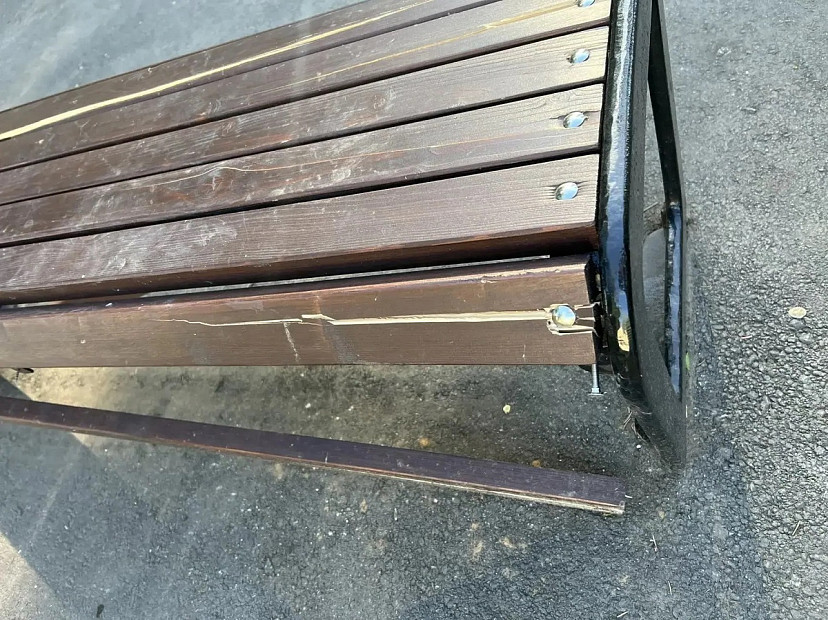 В Саратове вандалы сломали лавочки в сквере Героев Краснодона 